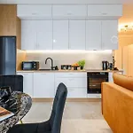 Emihouse Riverside דירה
